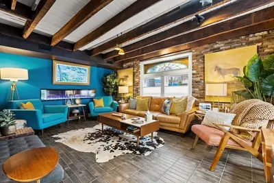 Image de Walk to Gatton Park, Distillery District & Rupp Arena, Historic Carriage House