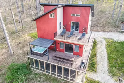 Image de Spacious luxury cabin with hot tub and a great view!