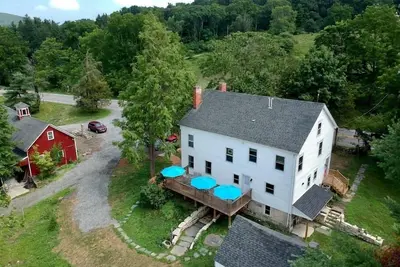 Image de Farmhouse for Christmas?! Awesome Kitchen to cook in!