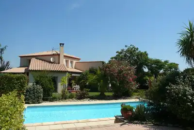 Image de Villa avec grand jardin et piscine, proche du centre du village