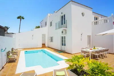 Villa Laurona by Villa Plus