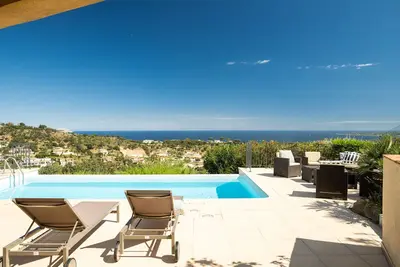 Image de Grande villa avec vue mer panoramique dans le domaine du golf de Ste Maxime