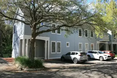 Charming 1-bedroom in popular Haile Village Center