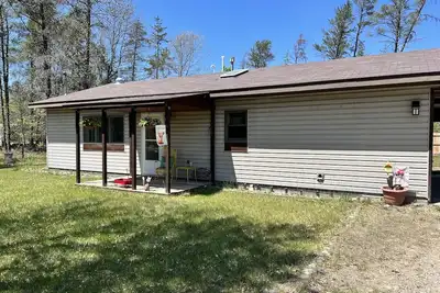 Image de Copper Fox Cottage is cozy and welcoming, near trails and Manistee River.