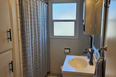 Image de King bedroom, sleeps 6