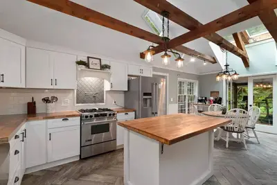 Image de Stunning Farmhouse • Log Cabin • River!