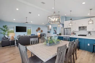 Image de 35% Discount - Jan and Feb 2026 - Blue Crab at the Water