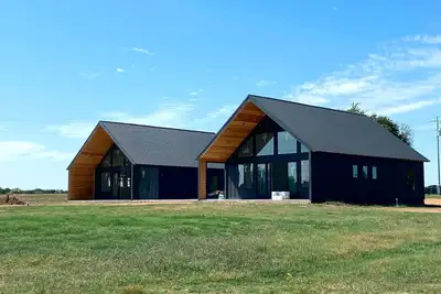 Image de Modern cabin located minutes from Blue River and Downtown Tishomingo.