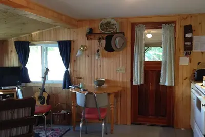 Image de Cosy cabin steps from the lake