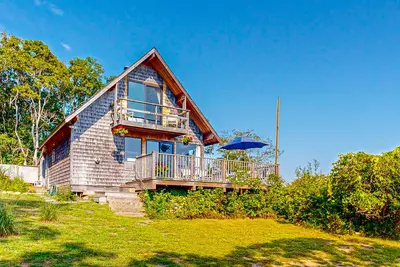 Image de Water-view home with large deck, balcony, enclosed sunroom & peaceful location