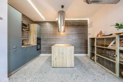 Image de loft reformado de diseño de alquiler temporal