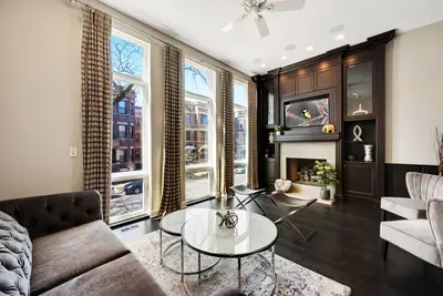 Image de Up-Scale Wicker Park 4bd/3. 5ba Home (+garage)