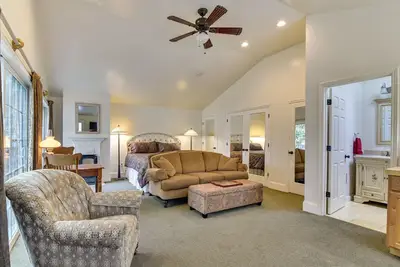 Image de Cozy Portland Studio w/ Electric Fireplace