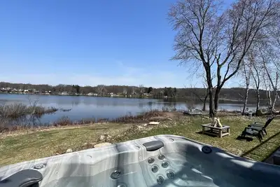 Image de Peaceful & Private Lakefront House on Shelp Lake, hot tub is open year round