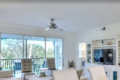 Image de Enjoy the river view in this beautifully upgraded and furnished 2nd floor condo.