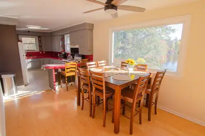 Image de Waterfront cottage with an incredibly scenic view