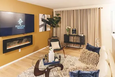 Image de ThePlushNest/Luxe King Suite/Min from Detroit