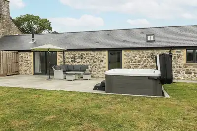 Image de The Byre, pet friendly, with hot tub in St Brides Major