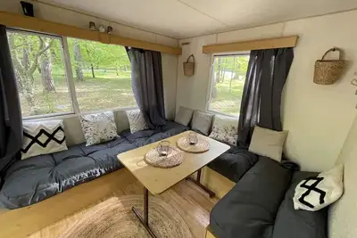 Image de Bungalow 'Charmant Mobile Home En Foret' avec piscine partagée, terrasse privée et jardin partagé