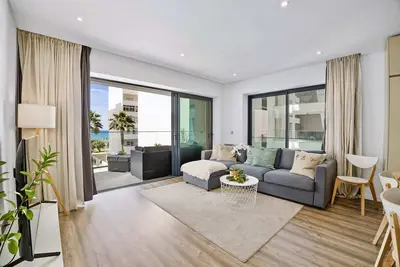 Bright Modern Beachside Apartment w/Pool & Seaview