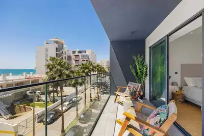 Image de Stylish Modern Beachside Apartment w/Pool& Seaview