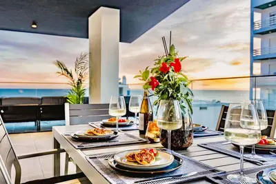 Image de Luxurious Beachside Apartment w/ Pool & Seaview