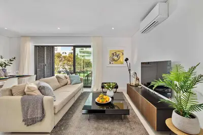 Image de 2-Bedroom Beachside Apartment with Pool & Parking