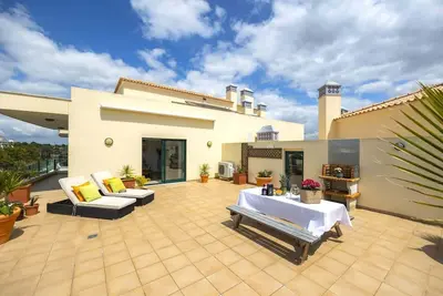 Image de Penthouse Escape w/ Large Terrace, Pool & Garden