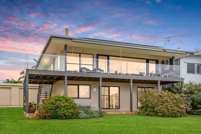 Image de Tanapaser – spacious centrally located home with fireplace