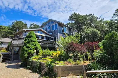 Image de Brand New Listing--3bd Lt Island Getaway--A/C, Deck, Less than a Half Mile to Beach