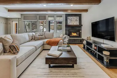 Ski-in/out! 3 Br, 3 Ba Aspen Condo w/ Hot-tub!