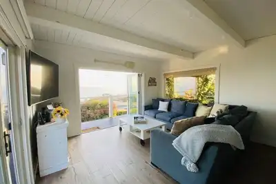 Image de Hilltop Contemporary Summerland Beach Great views