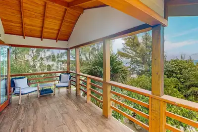 Image de Dazzling beach stay with a balcony - pool, bikes, canoes, grill, & dock access