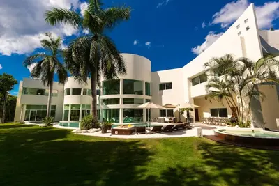 Image de Villa Aqua · Luxury Modern 5 Bdr fully staffed  near beach & Dt