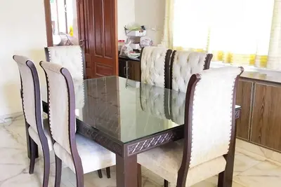 Image de Minimalistic, Wide and lit house