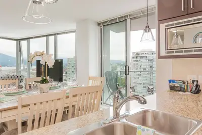 Image de Executive Condo 3 beds 2 separate baths ac parking