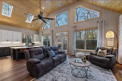 Image de Beautiful and Peaceful Modern Chalet in River Resort w Hot Tub