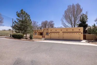 Image de Southwestern Home with Golf Course Views