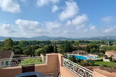 Image de Appartement entre St Tropez et Ste Maxime - Piscine - 10 mn à pieds la mer