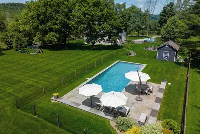 Image de Elegant Modern Farmhouse with Pool and Gardens, steps from Nature Preserve