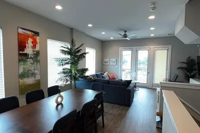 Image de East Downtown Corporate Comfort Townhome for Work & Relaxation