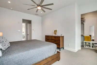 Image de New Listing Special - Uptown Townhouse