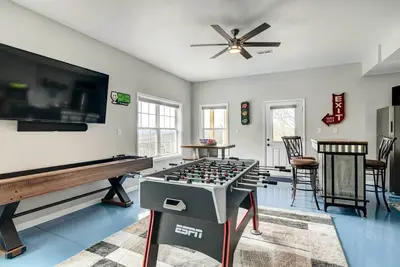 Image de Hot Tub + Game Room! Secluded Branson Escape