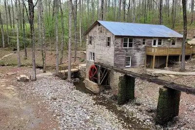 Image de Historic Cabin in a natural setting with waterfalls and covered bridge