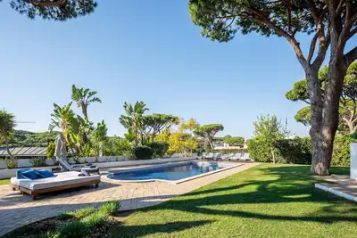 Image de Casa Da Luz | 4 Bedrooms | Beautiful Garden And Pool Area | Great Location Close To All Amenities | Vale Do Lobo
