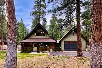 Image de Wooden A-Frame Cabin Nestled in the Tall Pines