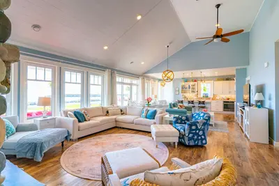 Image de BeachHouse, Ocean Waves, WhiteSandy Beach, Hot Tub, FirePit and Relaxation Awaits!