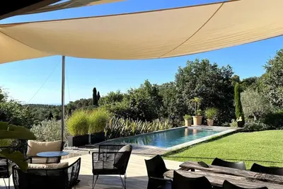 Image de Maison rénovée avec piscine, spa et grande terrasse au calme