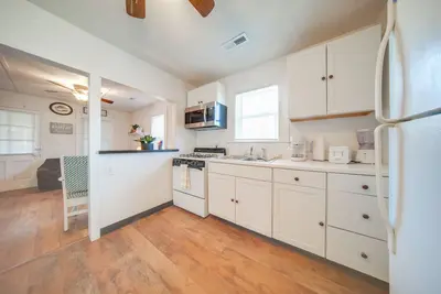 Image de Charming Cottage w/ Yard < 1 Mi to Lake Erie!