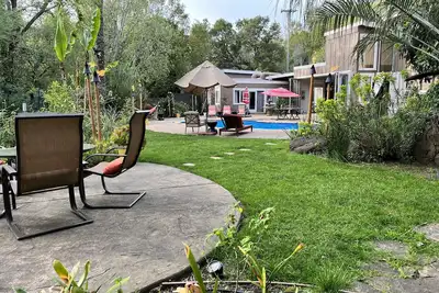 Image de Private Resort-Style Oasis in Ross — Pool, Hot Tub, Walk to Town -July Only